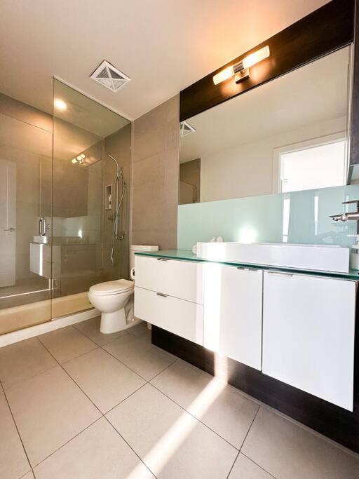 טורונטו Elegant Suites - City Views, Lake View, Free Parking מראה חיצוני תמונה