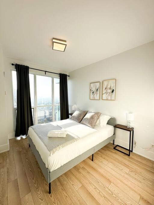 טורונטו Elegant Suites - City Views, Lake View, Free Parking מראה חיצוני תמונה