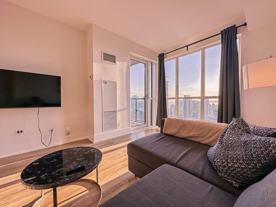 טורונטו Elegant Suites - City Views, Lake View, Free Parking מראה חיצוני תמונה