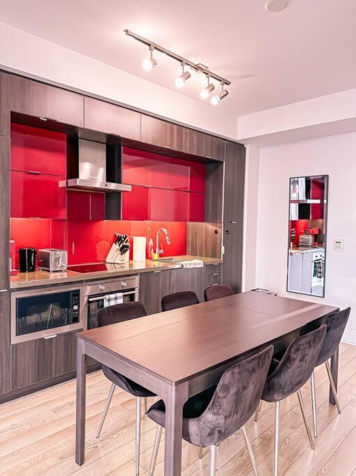 טורונטו Elegant Suites - City Views, Lake View, Free Parking מראה חיצוני תמונה